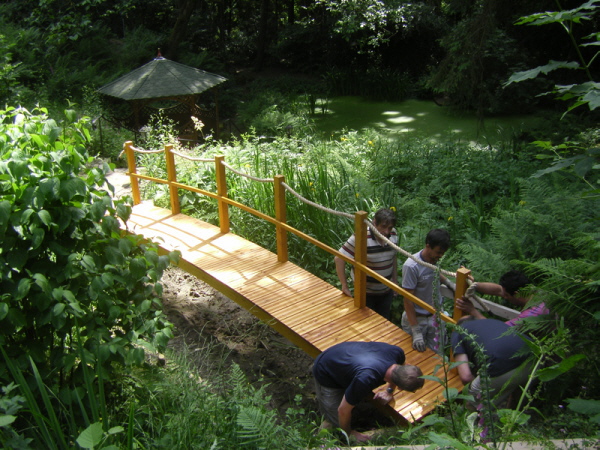 Teichbrücke aufstellen
